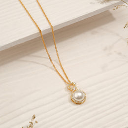 Silver Chain Pendant with Pearl Highlight